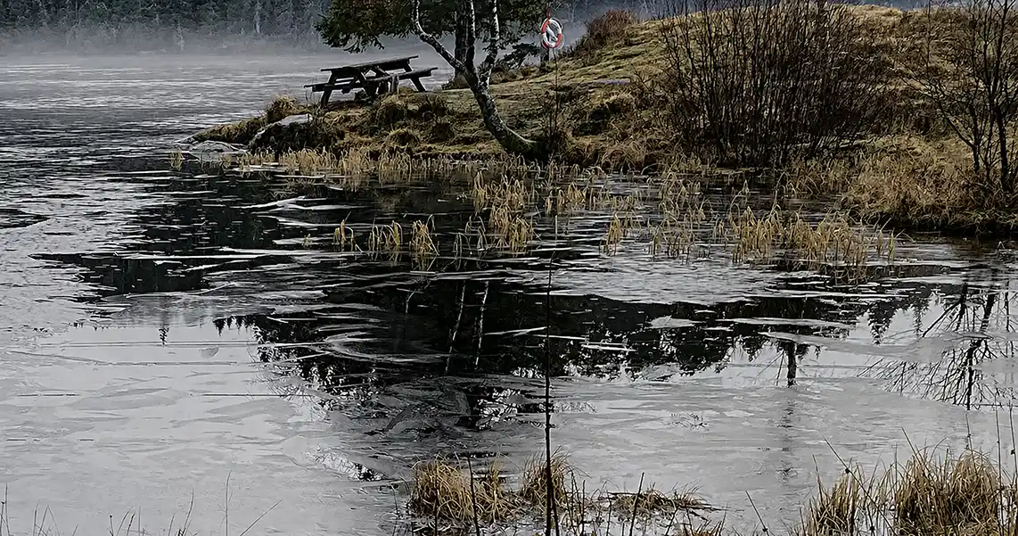 Begynnende is på Bjørnevannet Begynnende is på Bjørnevannet